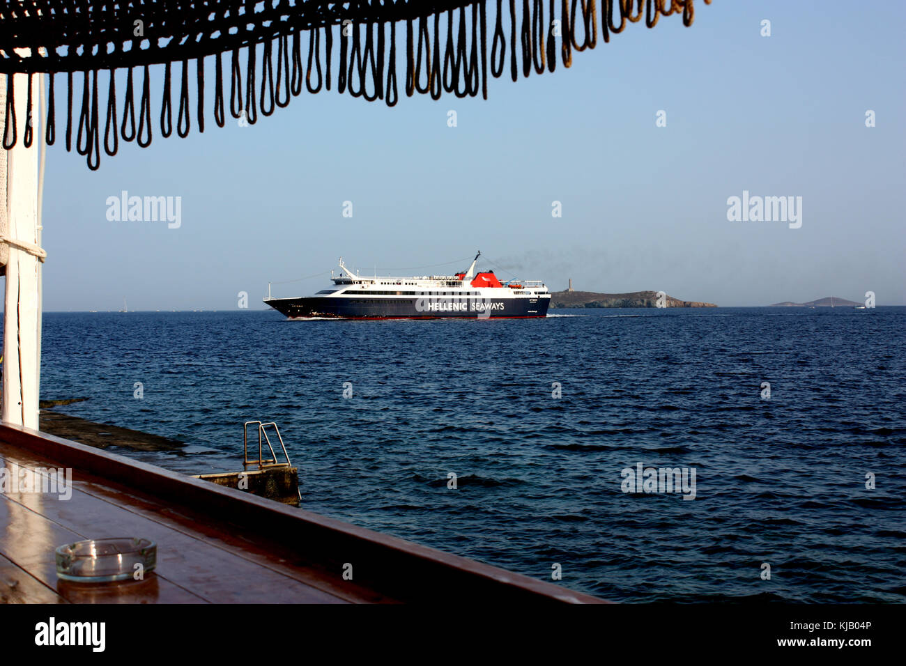 Un traghetto voce lontano da syros verso Pireo Foto Stock