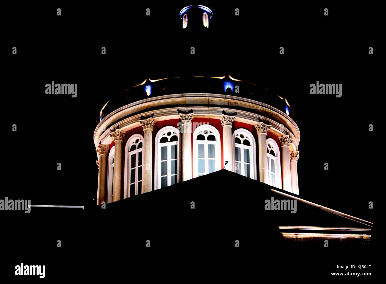 Il splendidamente illuminate cupola di ayios nikolaos chiesa in Ermoupolis, SIROS, CICLADI Foto Stock