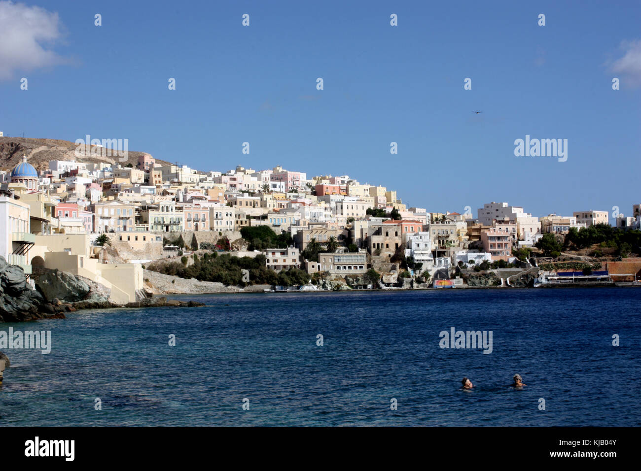Una vista di Syros e ano syros dalla nave da crociera quay Foto Stock