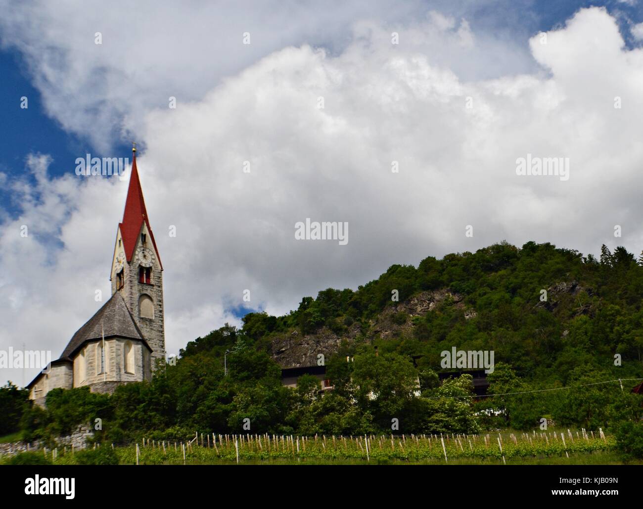 Chiesa di pentecoste tetto rosso in cima alla collina Foto Stock