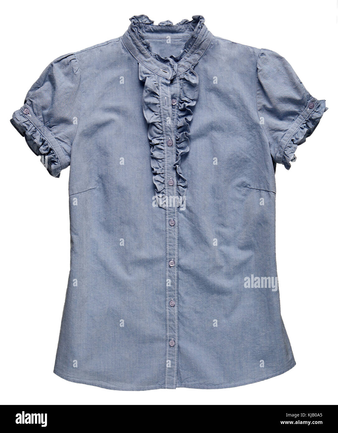 T-shirt blu in tessuto jeans denim con volant sul collo e sulle braccia e bottoni piccoli per un look elegante, isolata sul bianco Foto Stock