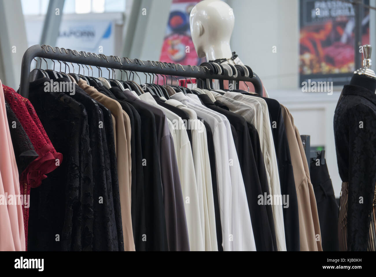 Abbigliamento appesi a un rack di capi di abbigliamento in un negozio Foto Stock