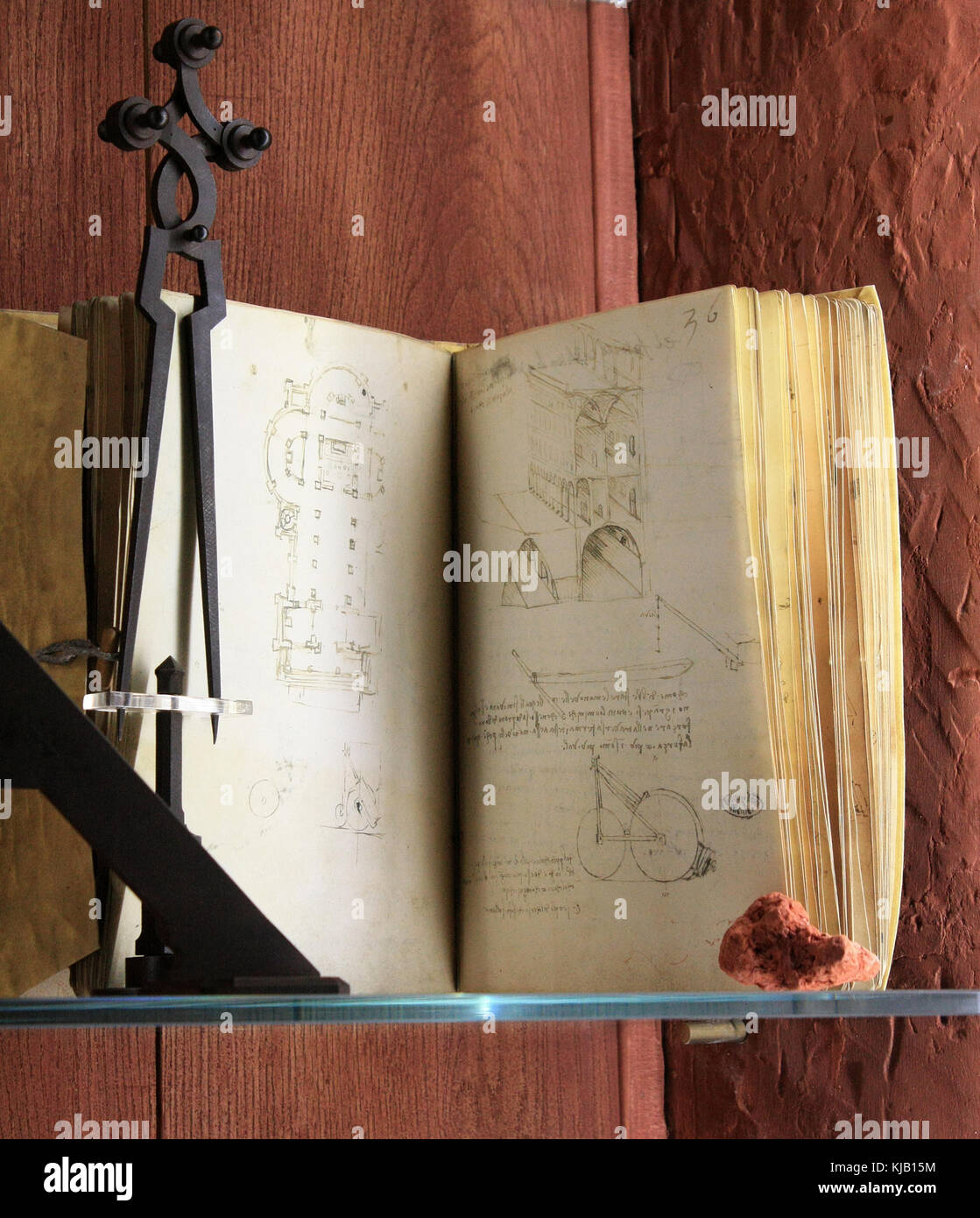 Libro contenente note e schizzi all'ultima casa di Leonardo da Vinci, Clos Lucé, Amboise, Francia. Foto Stock