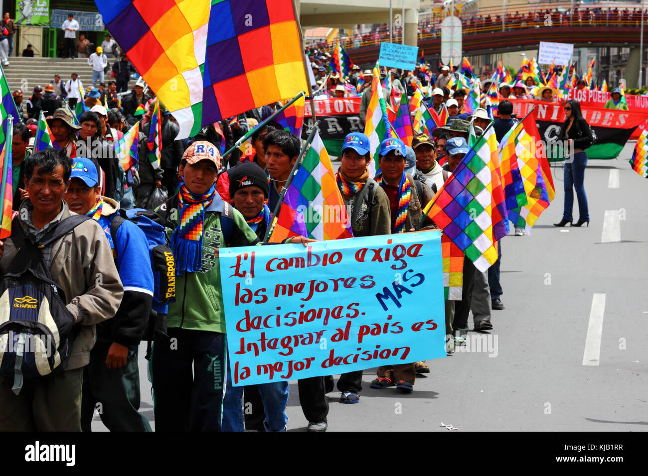 I membri dei vari movimenti sociali prendere parte a un governo pro marzo il supporto di piani per la costruzione di una strada attraverso la regione TIPNIS, La Paz, Bolivia Foto Stock