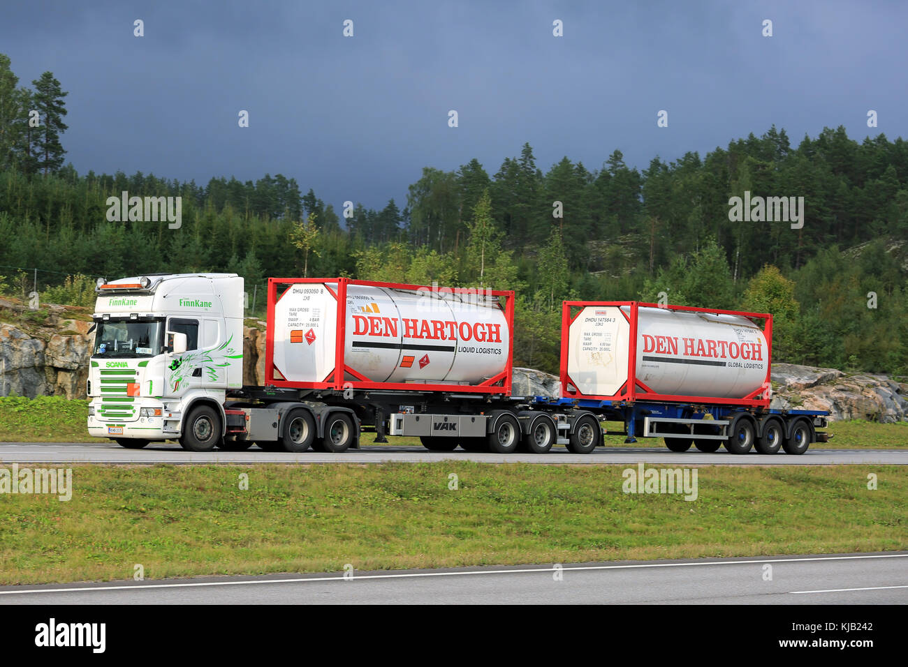 Paimio, Finlandia - 26 agosto 2016 : Scania R500 del team finnkane oy trasporta due den hartogh contenitori di liquido lungo l'autostrada all'estate. Foto Stock