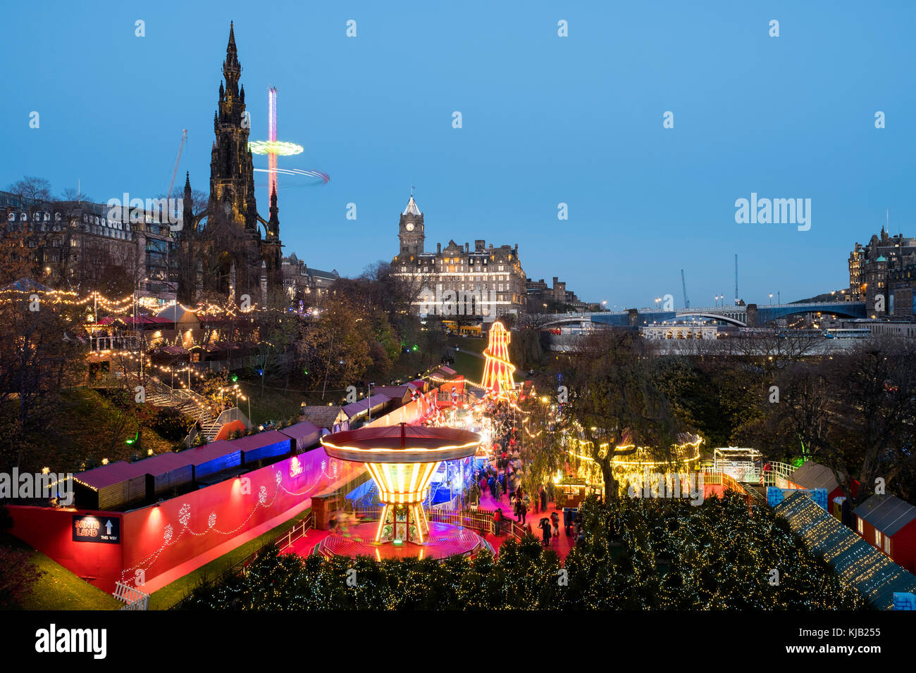 Giorno di apertura del famoso e bellissimo mercatino di Natale di Edimburgo e della fiera dei divertimenti nei Princes Street Gardens. Foto Stock