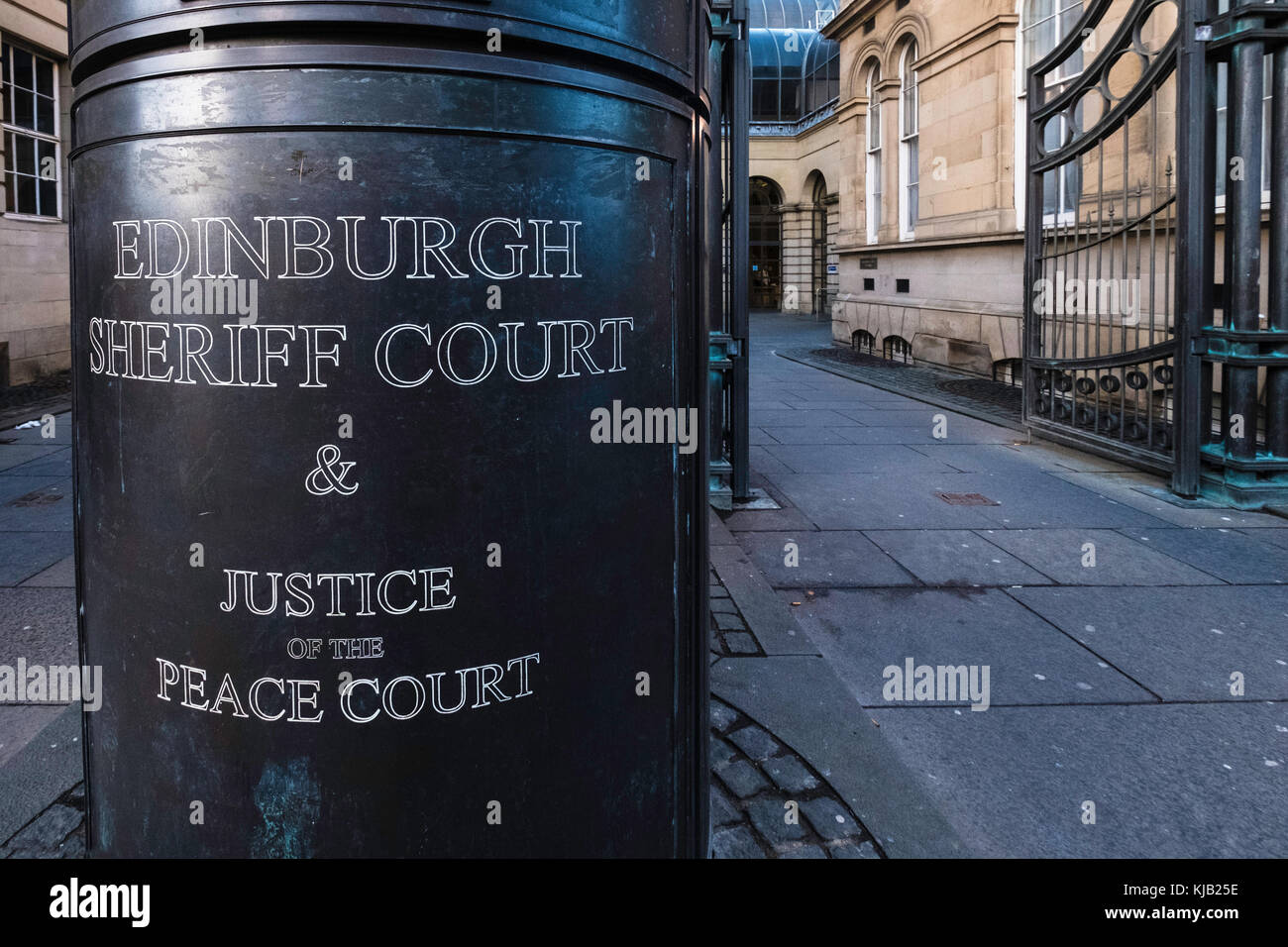 Vista esterna della corte dello sceriffo di Edimburgo in Scozia, Regno Unito Foto Stock