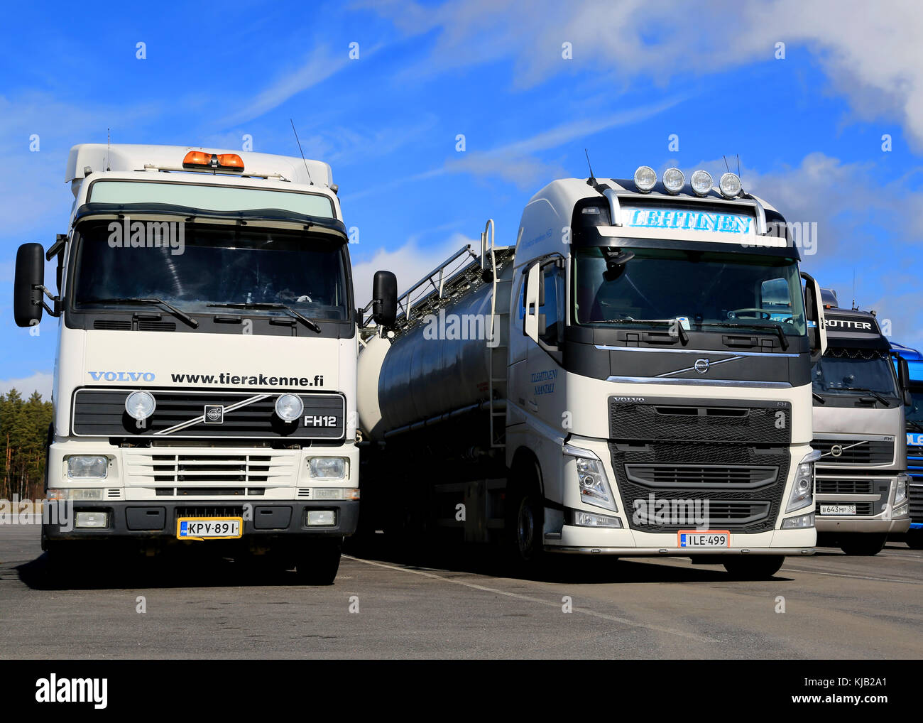Raisio, Finlandia - 12 aprile 2014: Volvo fh camion di diverse generazioni in una fila. fh sta per inoltrare il controllo ad alta voce in cui numeri denominano Foto Stock