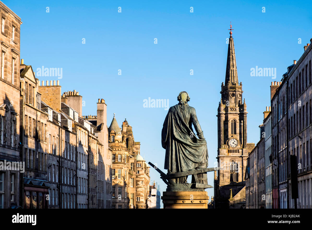 Vista della statua di Adam Smith sul Royal Mile nel centro storico di Edimburgo, Scozia, Regno Unito. Foto Stock
