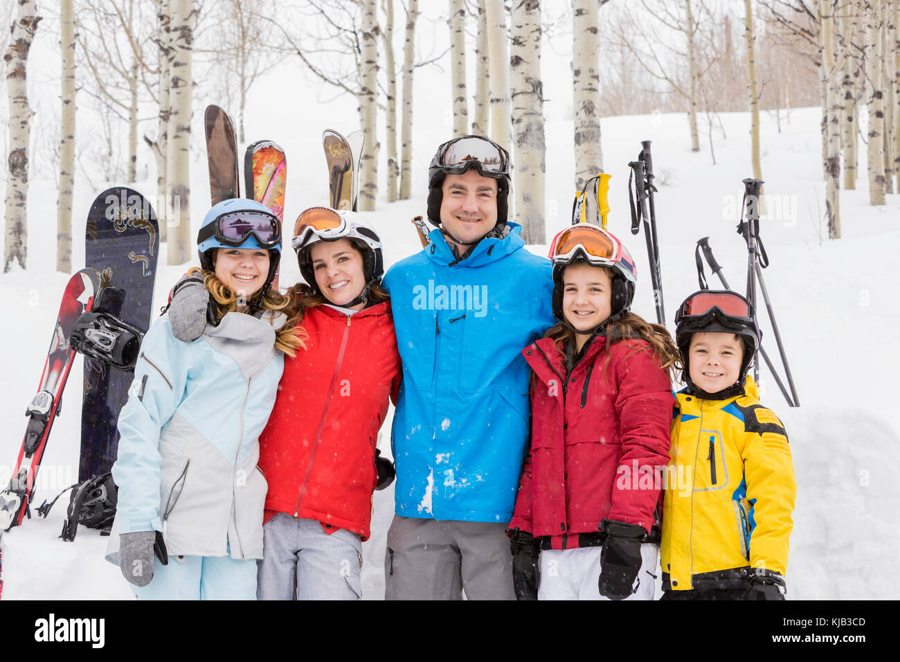 Ritratto di sorridente famiglia caucasica su sciare vacanza Foto Stock