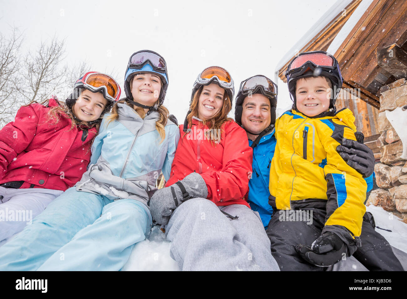 Ritratto di sorridente famiglia caucasica per le vacanze invernali Foto Stock