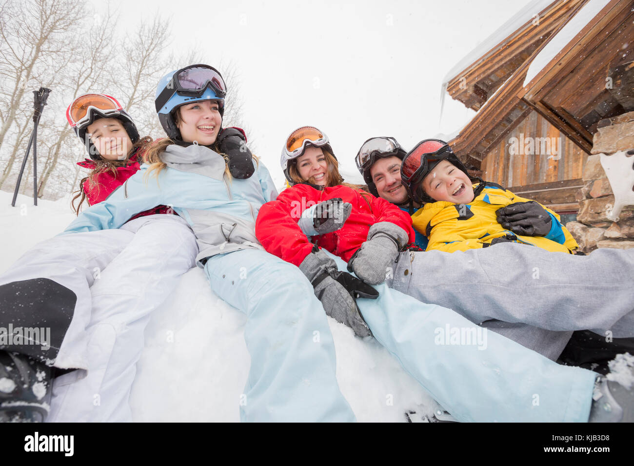 Ritratto di sorridente famiglia caucasica per le vacanze invernali Foto Stock