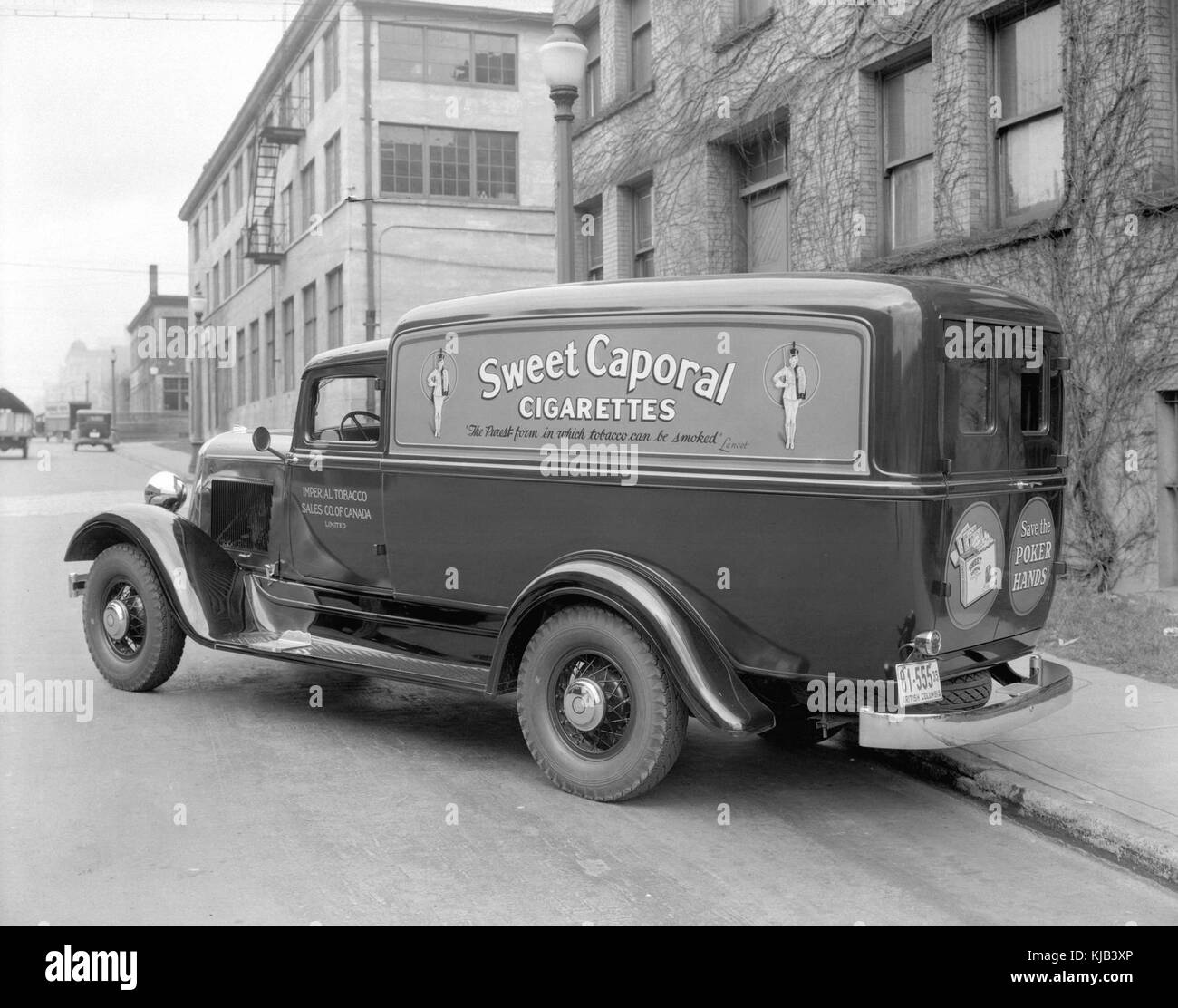 Una pubblicità o una fotografia vintage con un camion della Imperial Tobacco Company, che promuove le sigarette Sweet Caporal. Il veicolo rappresenta probabilmente il marketing dall'inizio alla metà del XX secolo, evidenziando il marchio storico dei prodotti del tabacco. Foto Stock