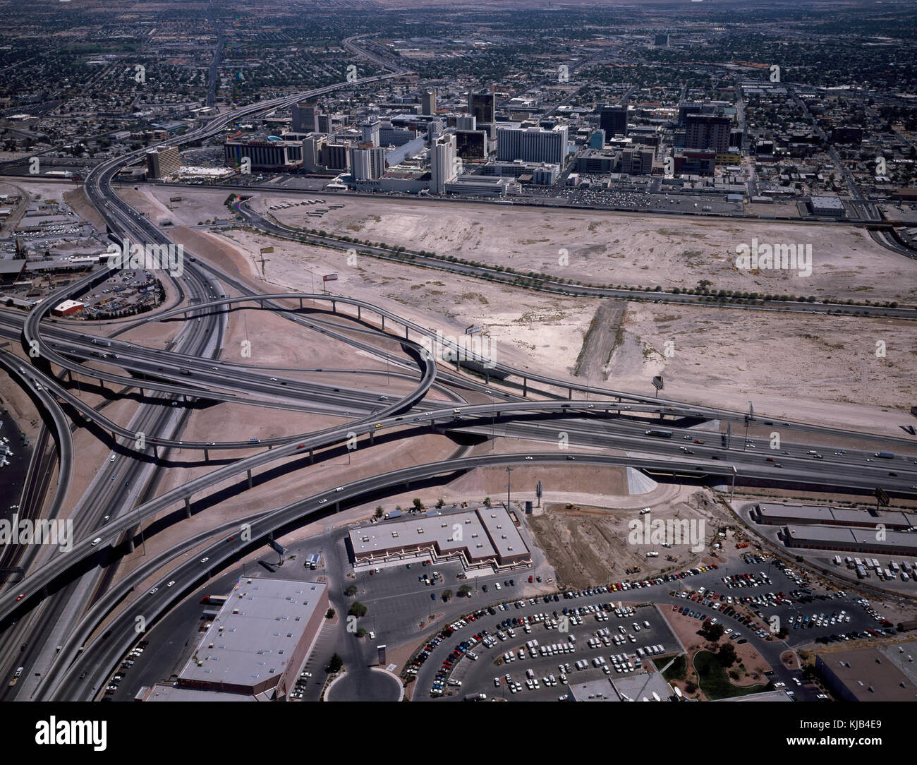 Questa vista aerea cattura l'ampio sistema autostradale fuori Las Vegas, Nevada, offrendo una chiara prospettiva sulle infrastrutture di trasporto nella regione. Foto Stock