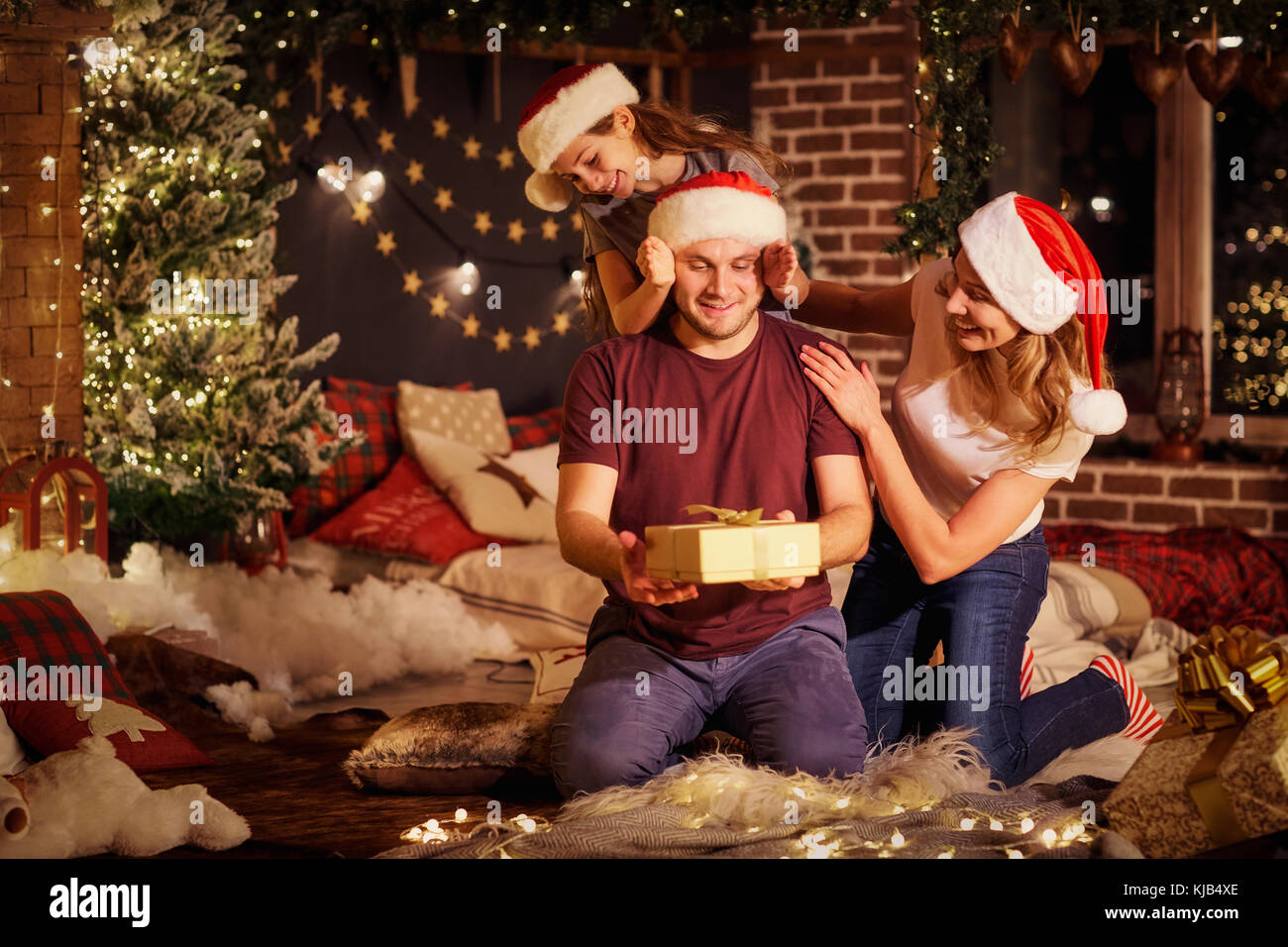 La famiglia dona presenta in una camera il giorno di Natale. Foto Stock