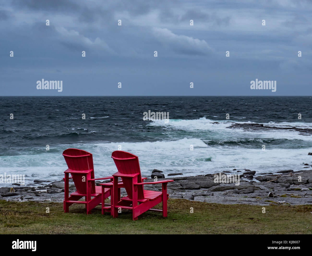 Due sedie rosse vicino al punto Riche faro, Port au choix National Historic Site, Highway 430, il Viking Trail, Terranova, Canada. Foto Stock