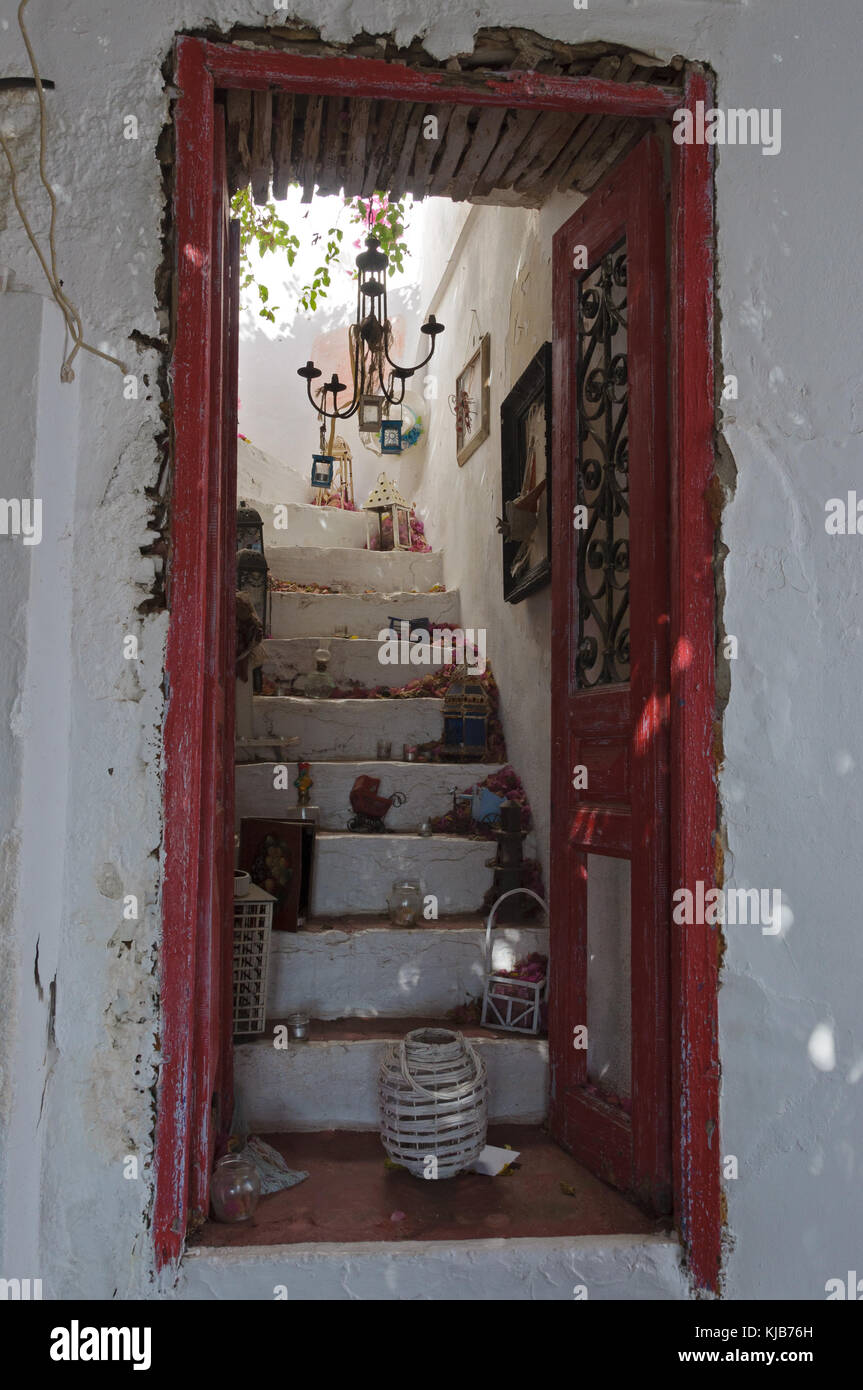 Porta artistica rossa decorata sull'isola di Kythnos Foto Stock
