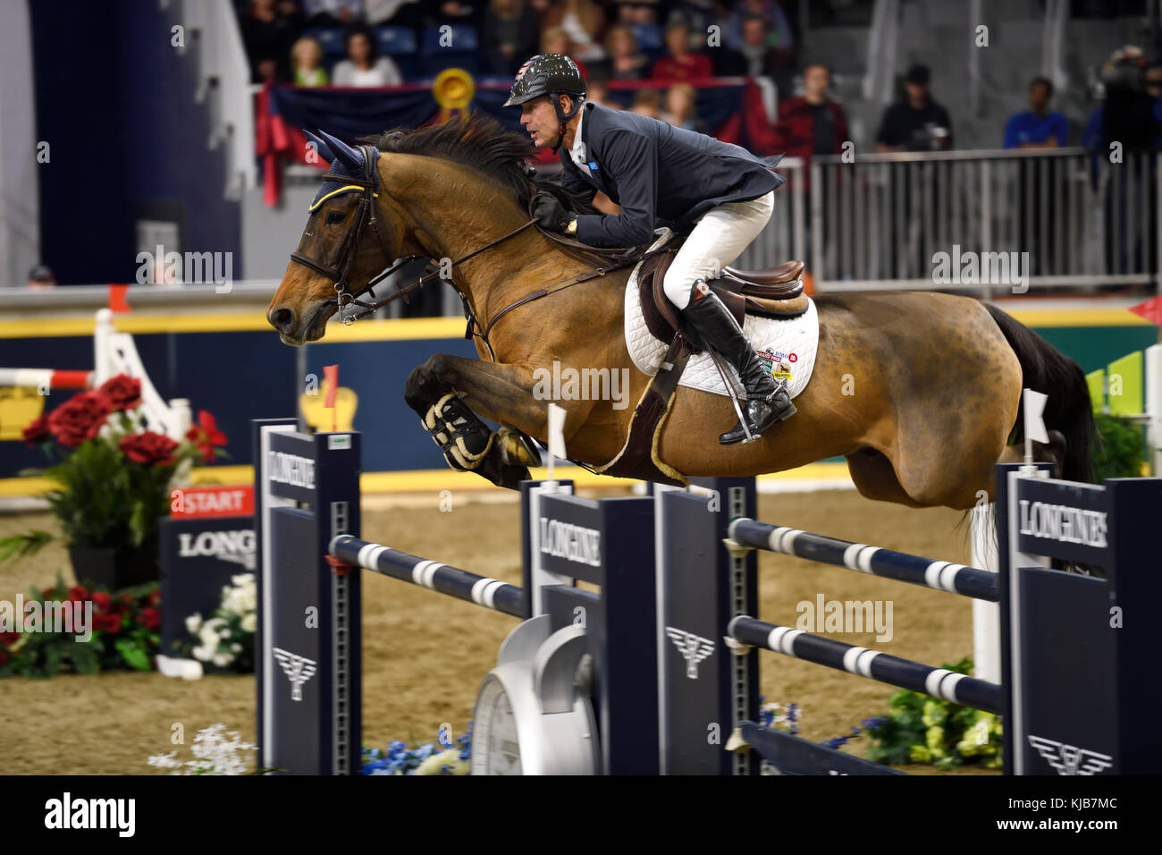 Ian Miller Capitano Canada in sella a Dixson nella gara di salto della Coppa del mondo di Longines FEI al Royal Horse Show Toronto Foto Stock