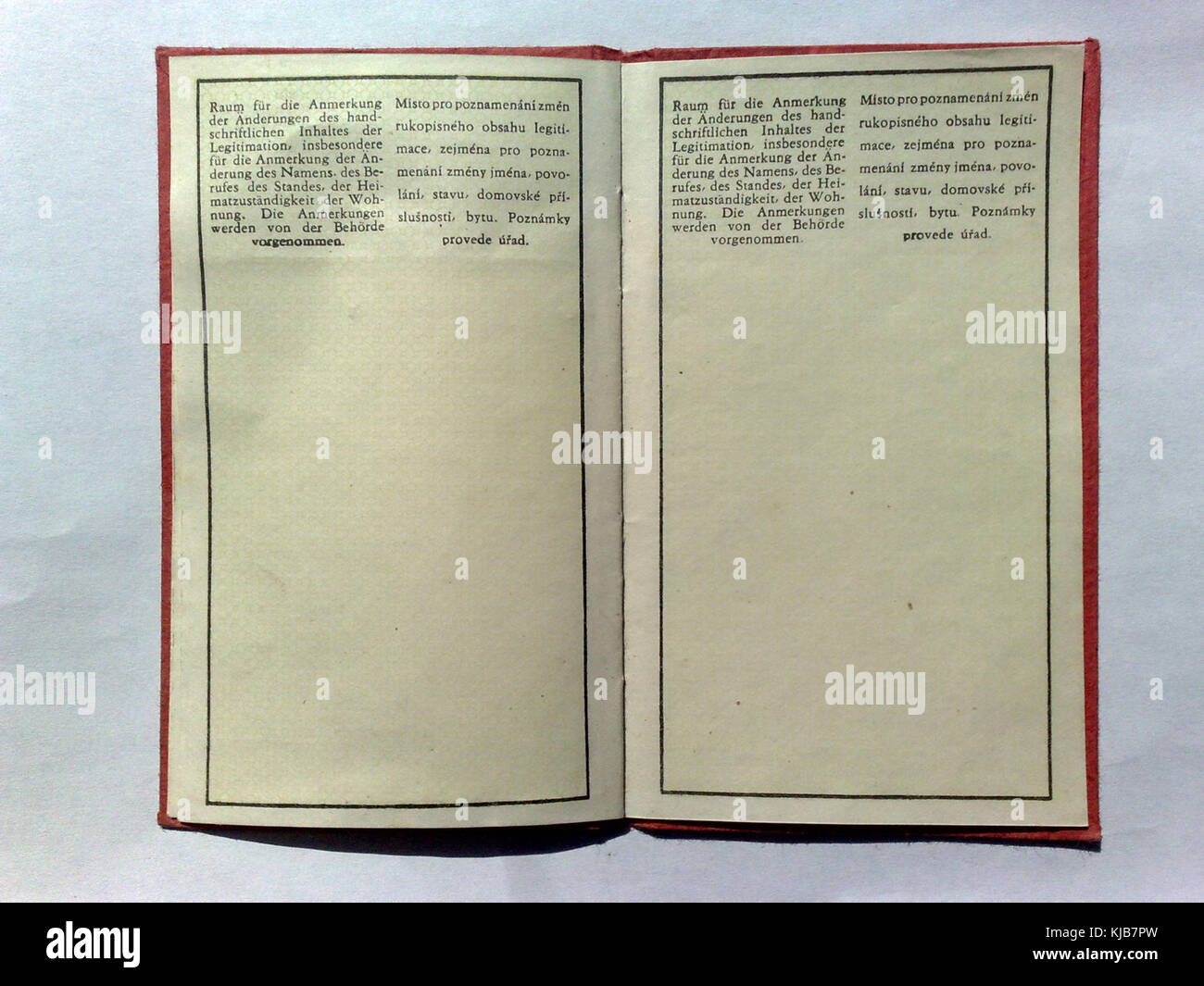 Questa immagine visualizza la pagina 4 di una pubblicazione denominata "PP strana 4z5". Contiene contenuti stampati, che possono includere testo, grafica o diagrammi relativi a un argomento specifico. La pagina fa parte di una serie, contribuendo al contenuto complessivo del documento. Foto Stock
