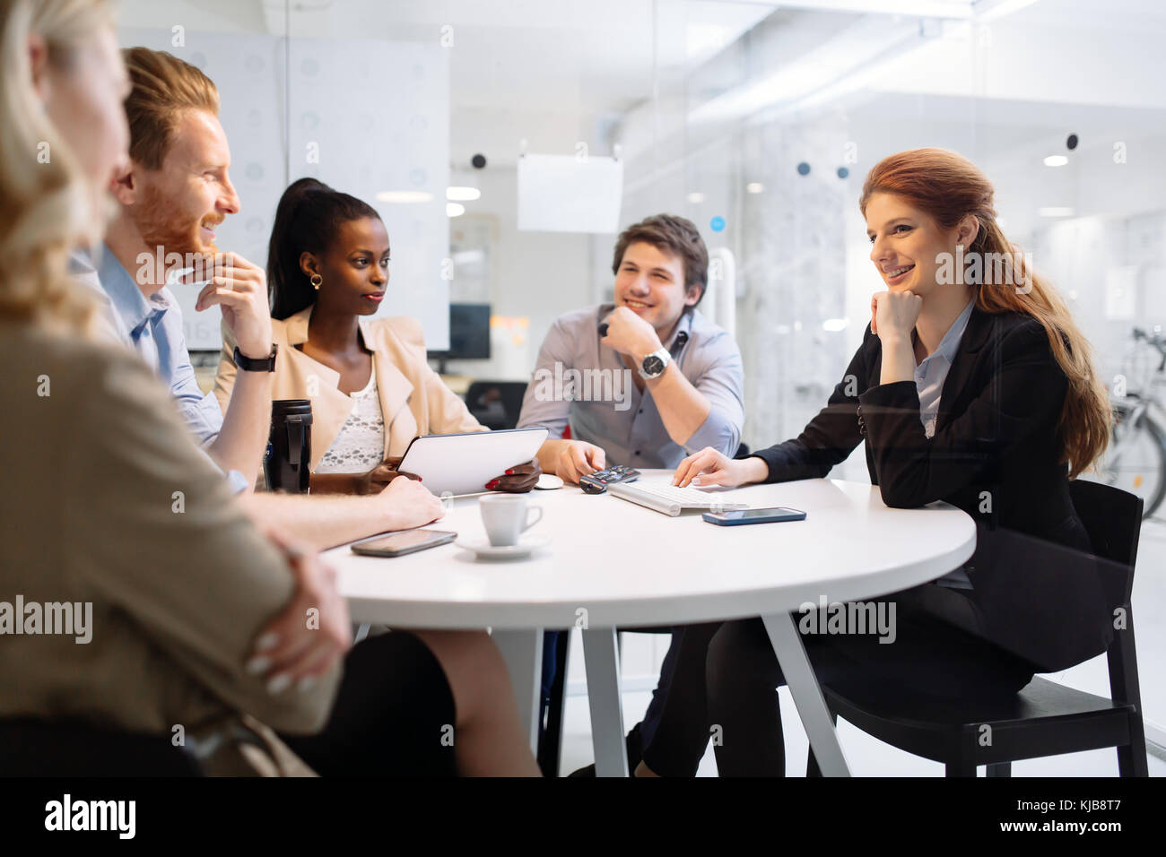 La gente di affari della riunione del consiglio di amministrazione in un ufficio moderno Foto Stock