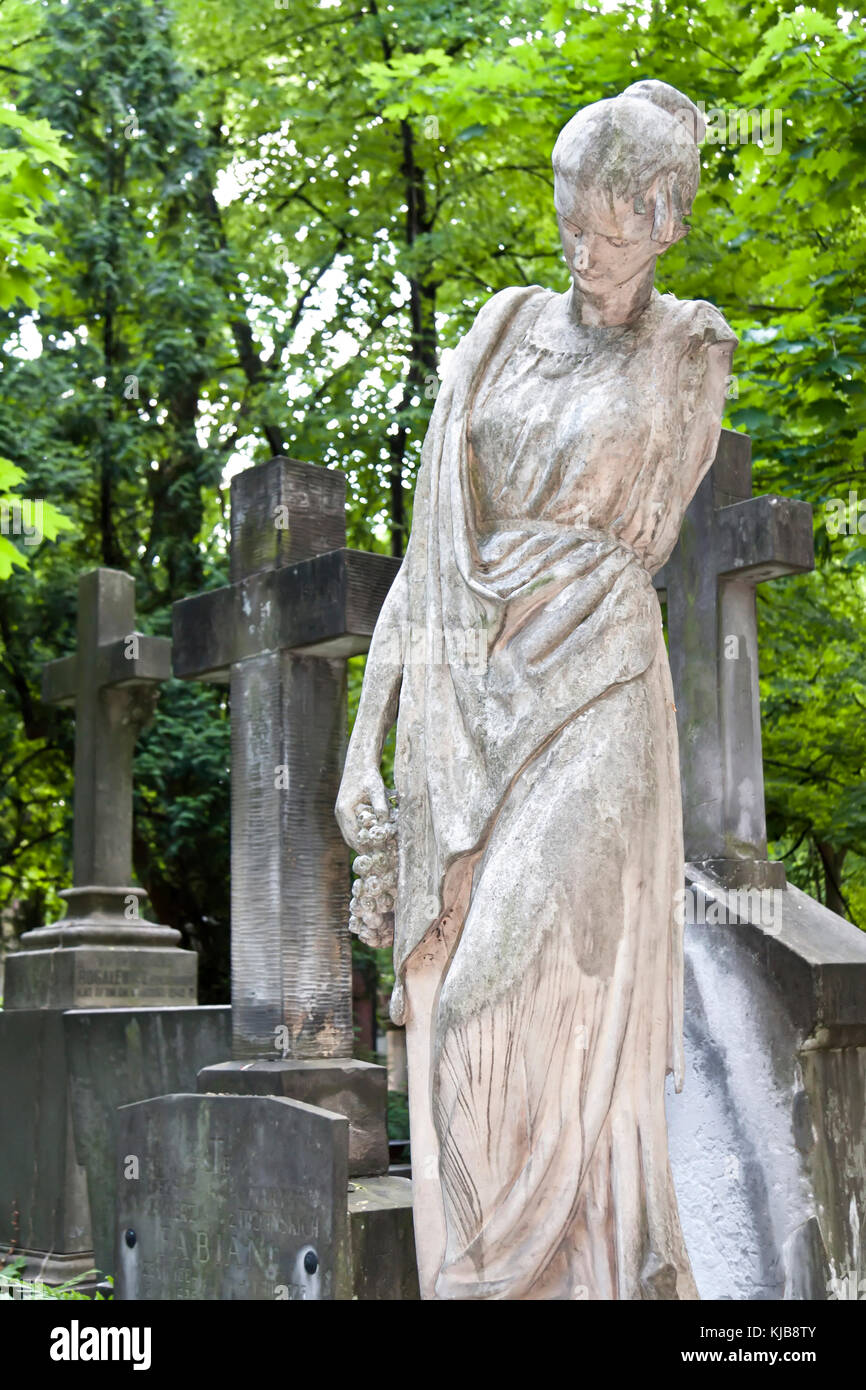 Un antico del diciannovesimo secolo nel cimitero di Varsavia. la Polonia. Foto Stock