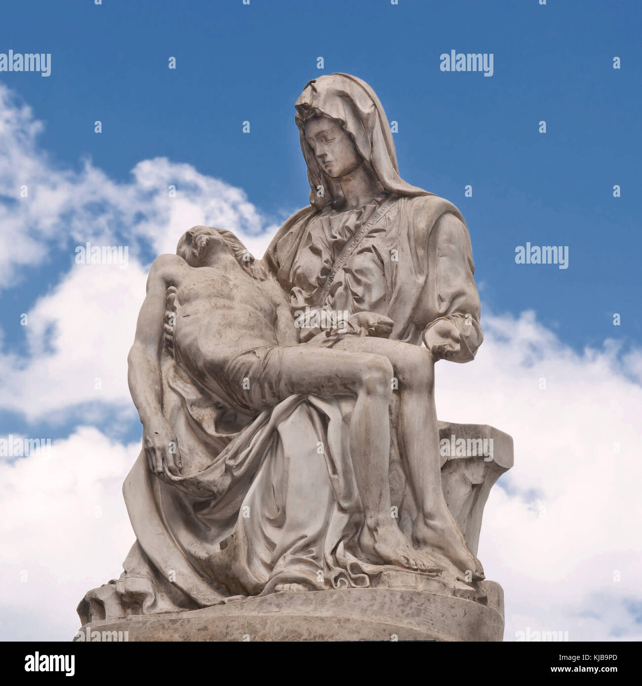 Un antico del diciannovesimo secolo nel cimitero di Varsavia. la Polonia. Foto Stock