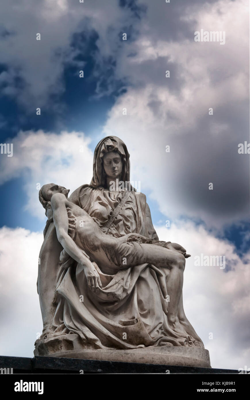 Un antico del diciannovesimo secolo nel cimitero di Varsavia. la Polonia. Foto Stock