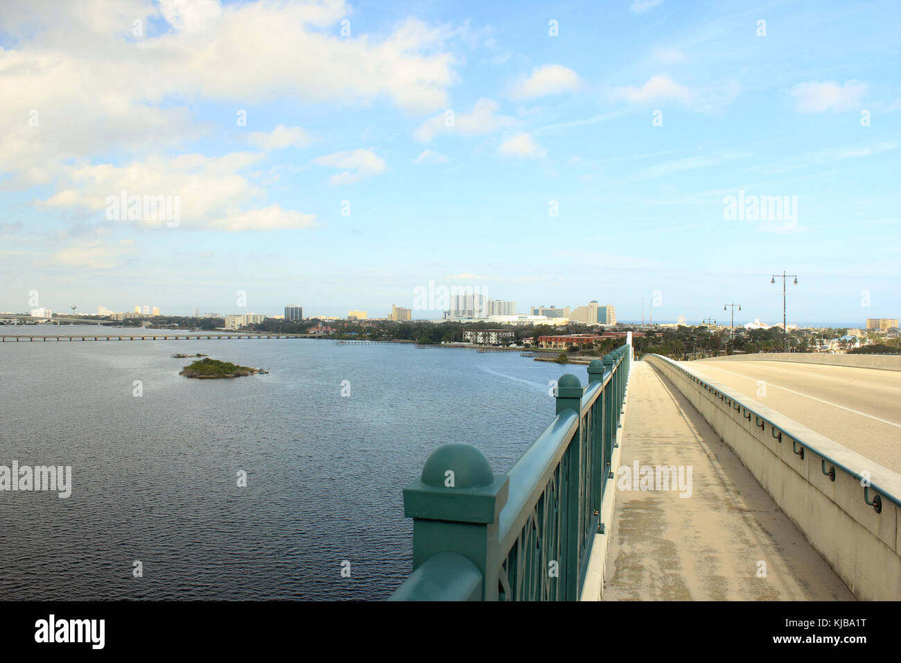 Questa vista di Daytona Beach, Florida, dal ponte cattura la bellezza panoramica della costa, mostrando la spiaggia, l'oceano e il paesaggio circostante. La prospettiva mette in evidenza l'ambiente naturale di questa famosa cittadina balneare. Foto Stock
