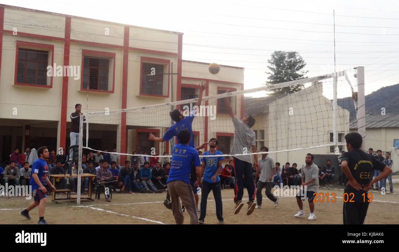 Una partita di pallavolo in corso, che dimostra la natura frenetica e orientata al team dello sport, con i giocatori impegnati in una partita competitiva sul campo. Foto Stock