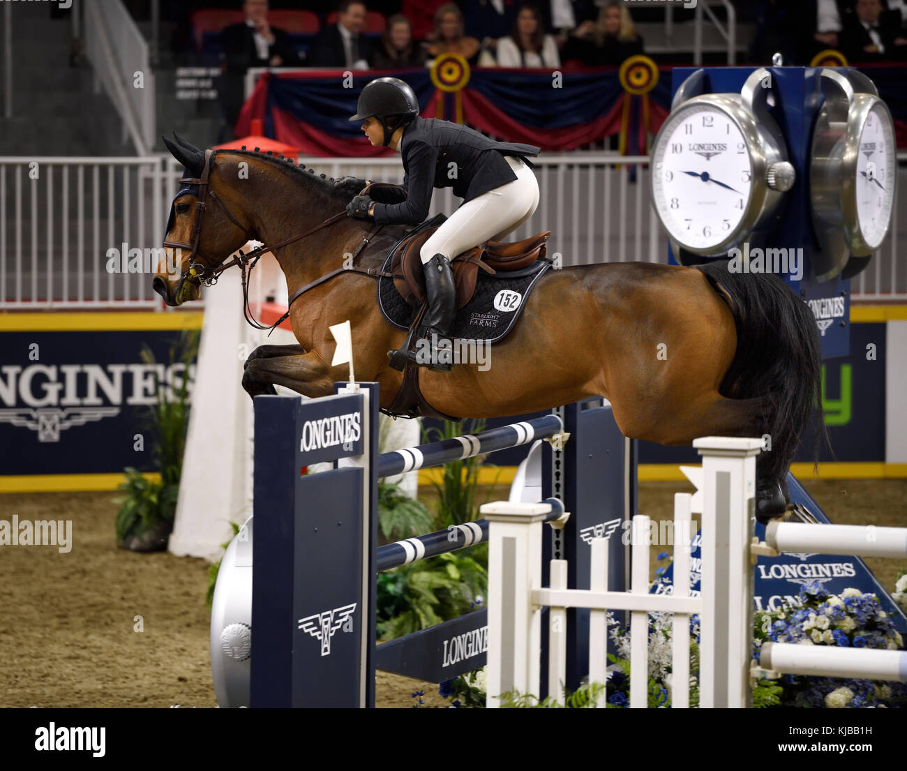 Adrienne Sternlicht USA è un cavallo cristallino nella gara Longines FEI World Cup Show Jumping al Royal Horse Show di Toronto Foto Stock