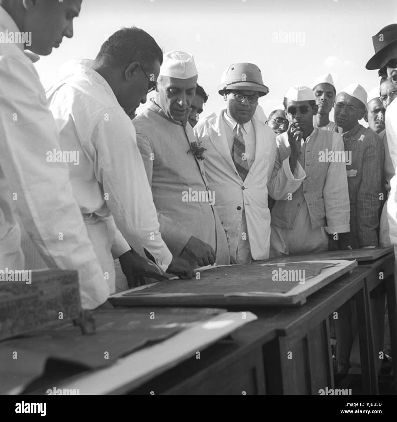 Il primo ministro Jawaharlal Nehru studi di Udaipur membri i piani per un alloggio per i rifugiati Foto Stock