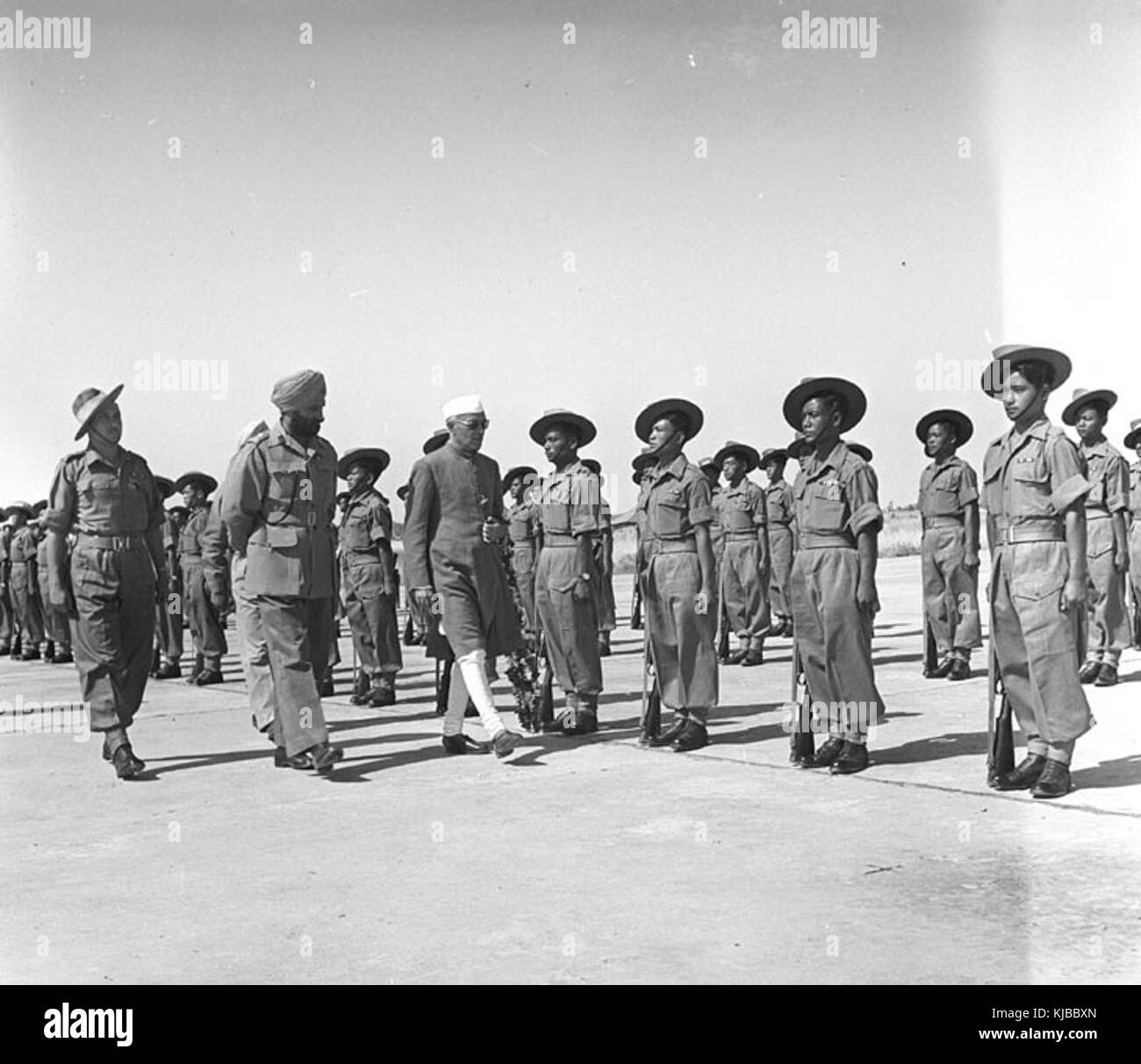 Nehru in corrispondenza della giunzione sfilata di milizia nazionale, la pace dei vigili del fuoco, la polizia e la difesa delle donne Corps sul Polograound a Srinagar nel maggio 1948 Foto Stock