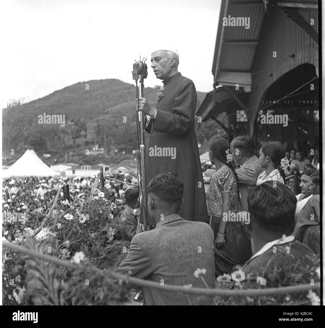 Il primo ministro Jawaharlal Nehru si è rivolto a un incontro durante il discorso civico del comune di Ooty. L'evento ha evidenziato la sua leadership e il suo impegno con le comunità locali durante il suo mandato. Foto Stock