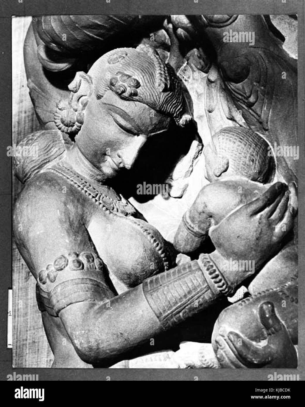 Questa scultura in pietra arenaria dell'XI secolo proveniente da Bhavaneswar, Orissa, raffigura una donna e un bambino con assistenti, illustrando il patrimonio artistico e culturale dell'India medievale. Il pezzo fa parte della collezione del Museo di Calcutta, che mostra le ricche forme d'arte storiche dell'India. Foto Stock