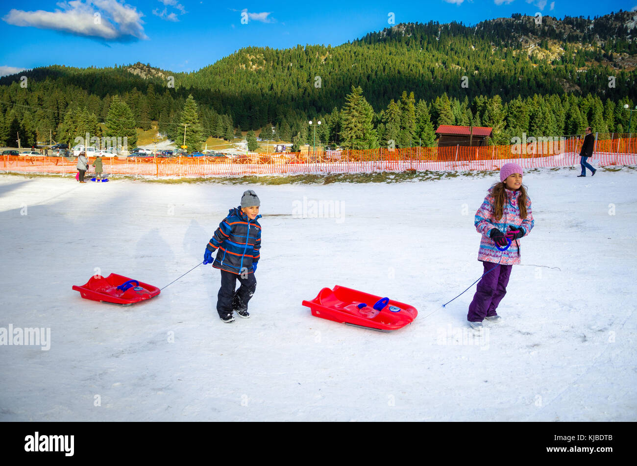 Famiglia hanno divertimento con veicoli di sci a pertouli ski center, Trikala, Grecia il 27 dicembre 2016. Foto Stock