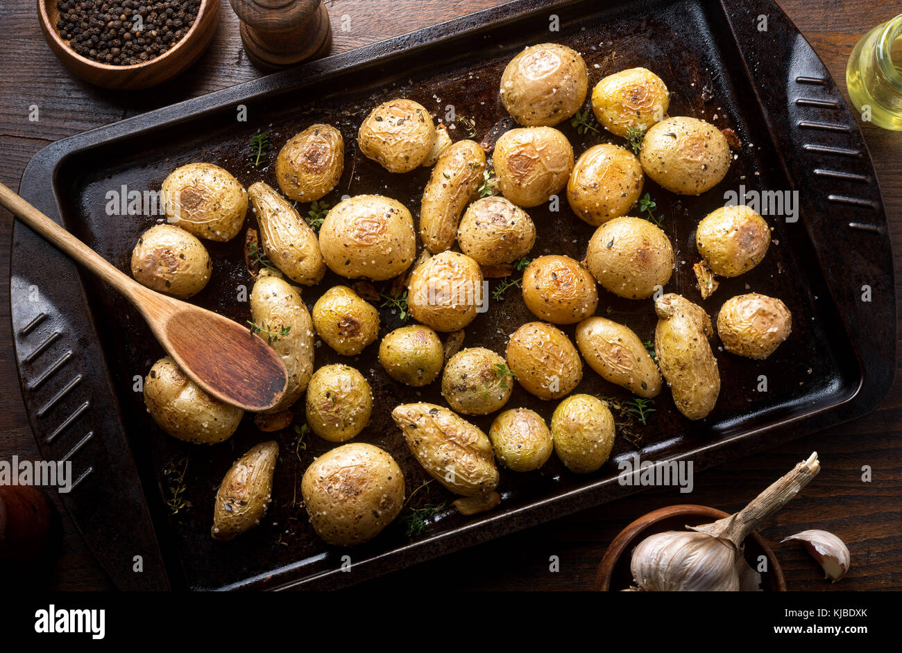 Deliziosa casa di erbe e aglio arrostito baby di patate. Foto Stock