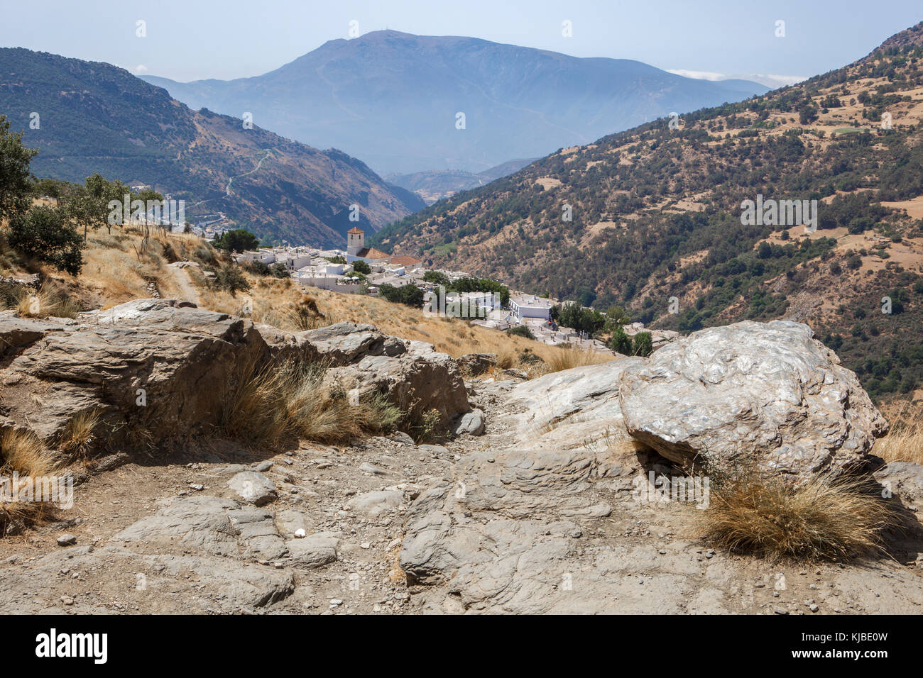 Vista sul villaggio di Capileira da Cebadilla Trail, Granada, Alpujarras Regione, Spagna Foto Stock