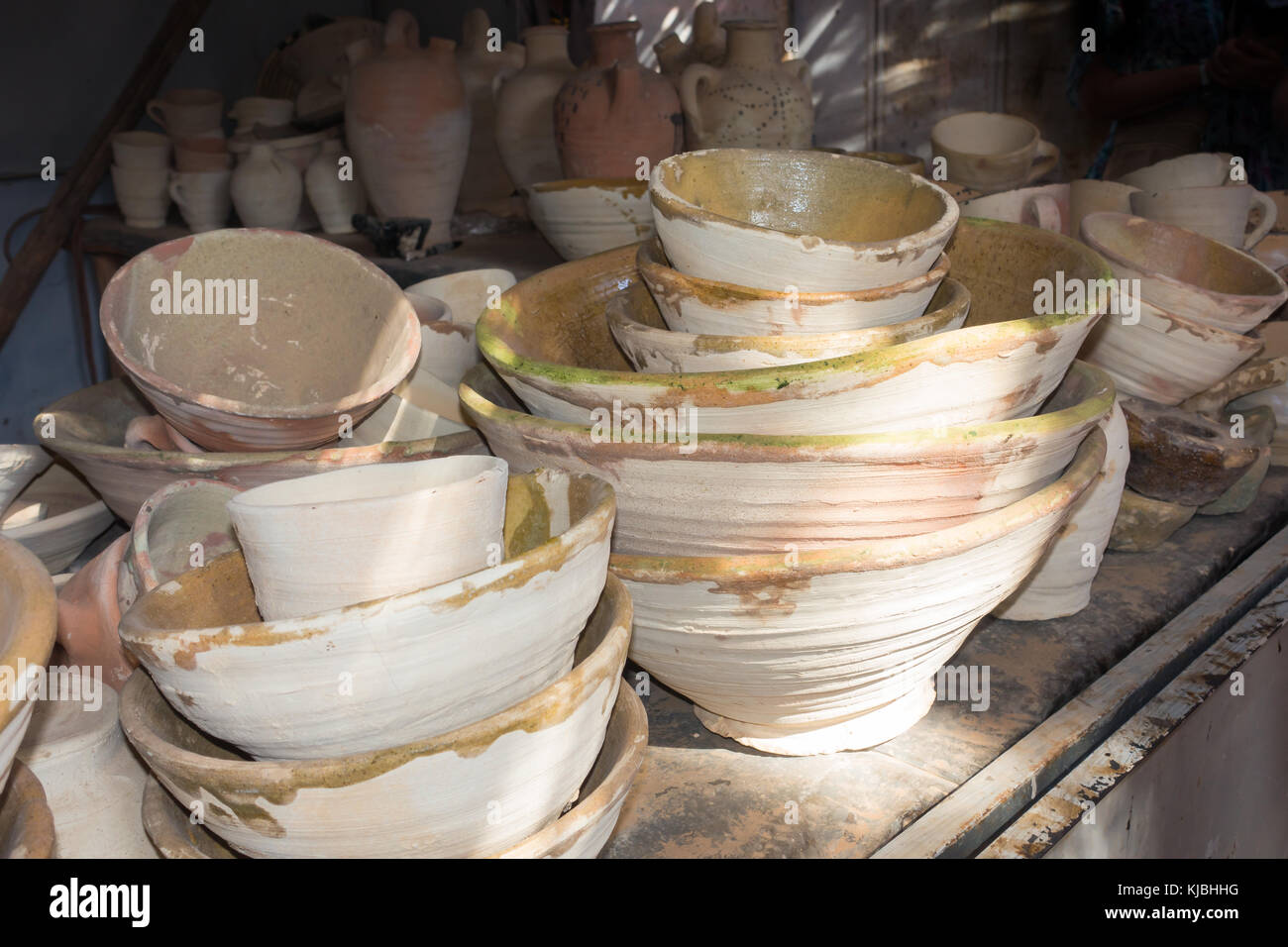 Closeup artigianale di giochi delle bocce di creta, pentole e vasi in un mercato in stallo in Marocco. Foto Stock
