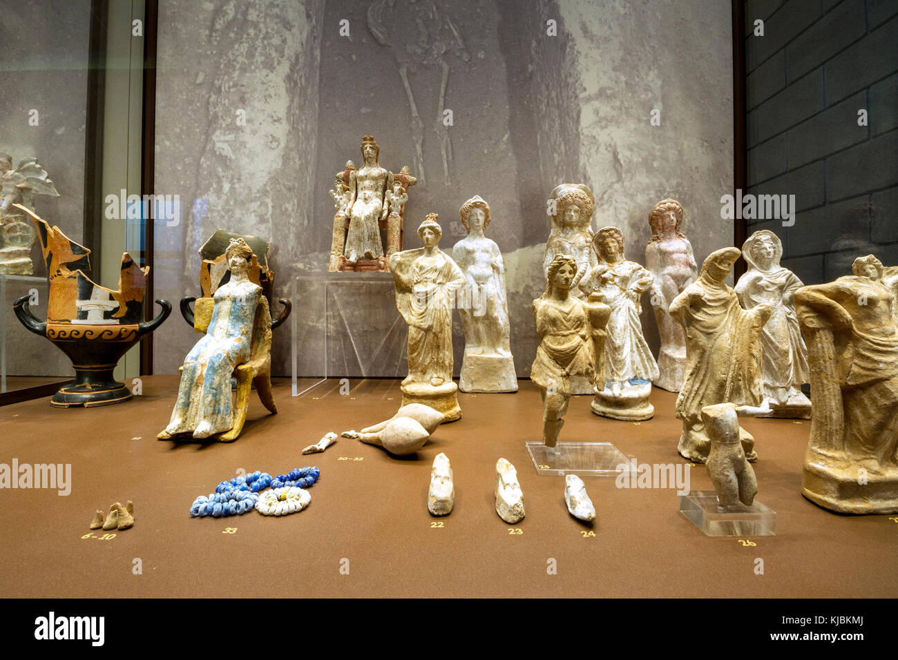 I Figurines micenea nella recentemente inaugurato il museo archeologico di Tebe, nella Grecia centrale. Foto Stock