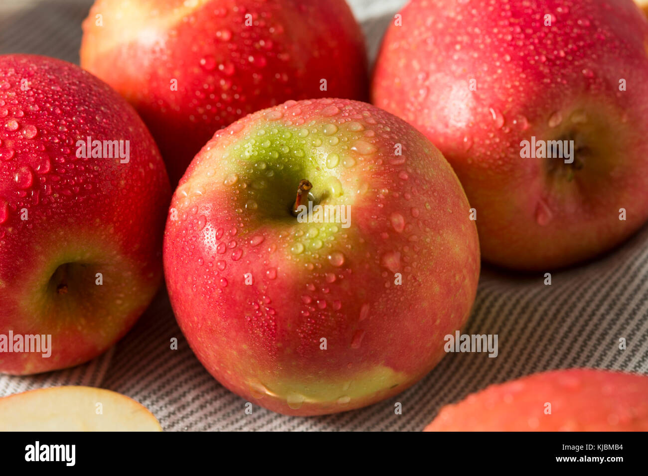Materie organiche rosso pink lady mele pronto a mangiare Foto Stock