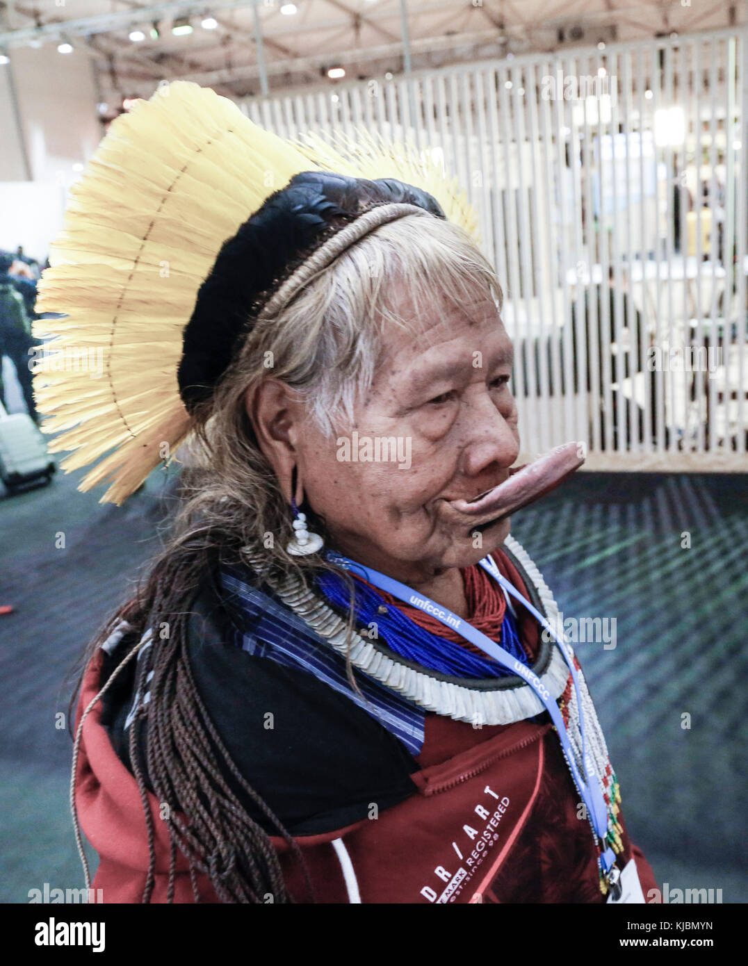 Bonn, Germania, 15 Novembre 2017: indigeni brasiliani uomo con piastra a labbro a Marrakesh pannello di partenariato al COP23 Figi conferenza. COP23 è o Foto Stock