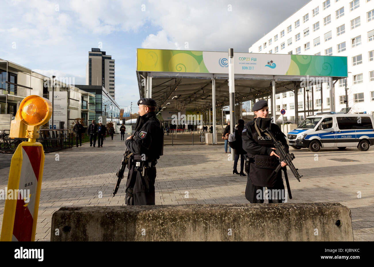 Bonn, Germania, 17 Novembre 2017: guardie di polizia di sicurezza all'entrata alla zona di Bula al COP23 conferenza sui cambiamenti climatici. Foto Stock