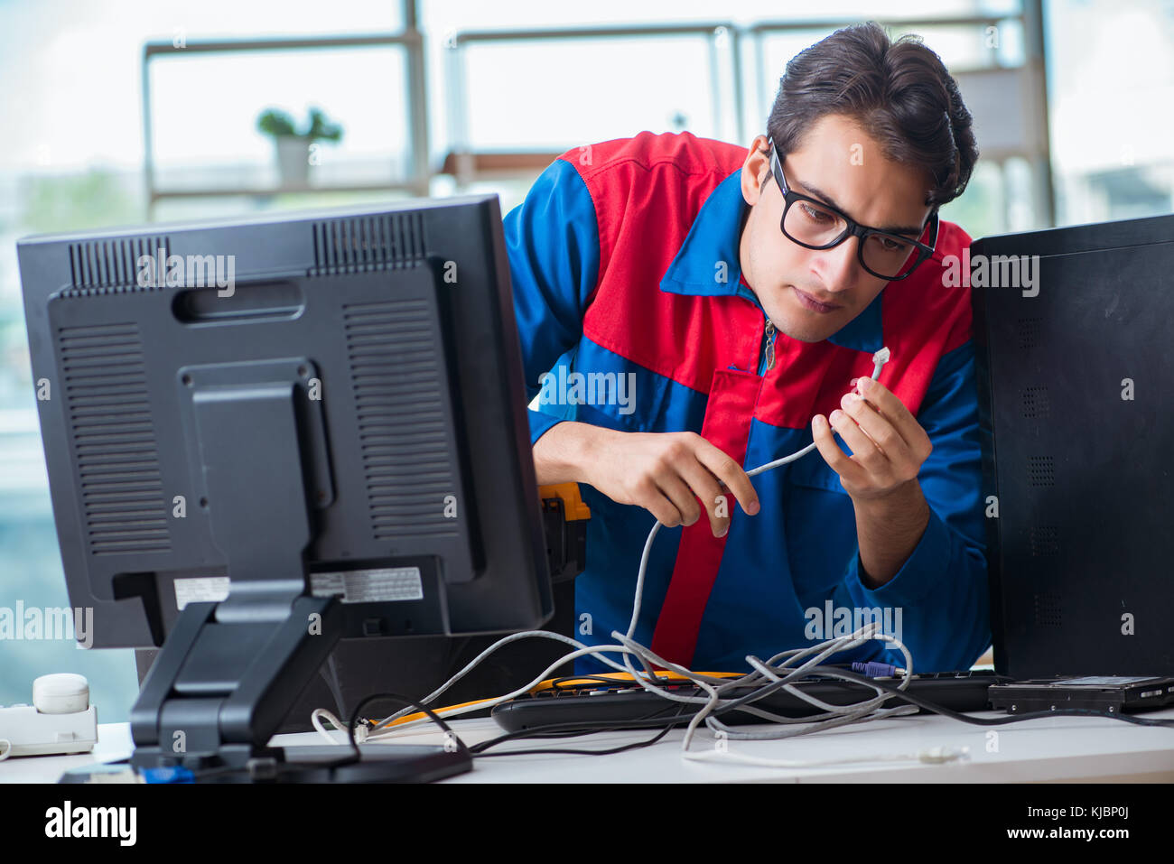 Computer repairman lavorando sulla riparazione dei computer in workshop it Foto Stock