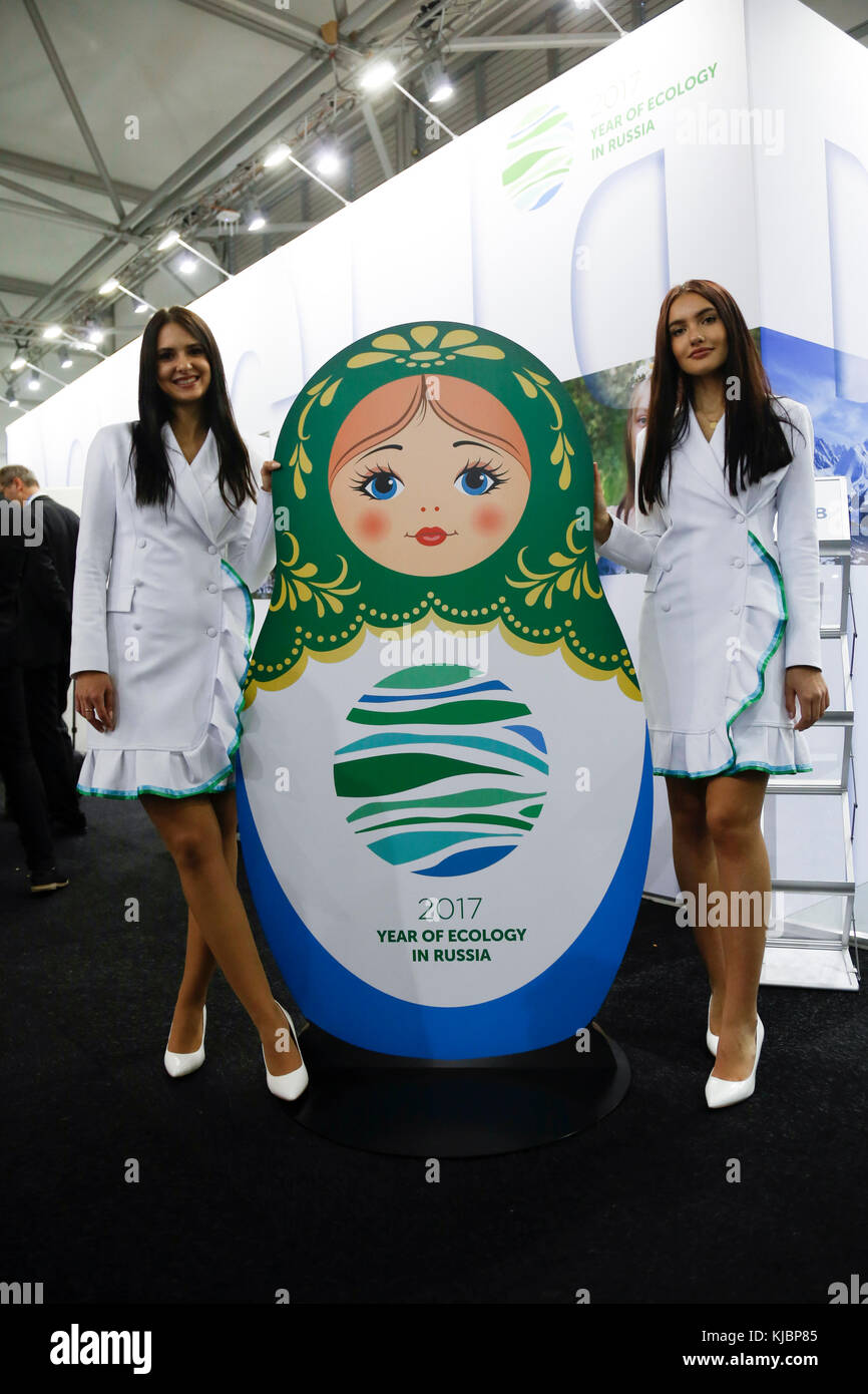 Ragazze Russe pubblicizzare Pavilon russo alla COP 23 a Bonn in Germania il 16 novembre 2017. COP23 è organizzato dalla convenzione quadro delle Nazioni Unite per Foto Stock