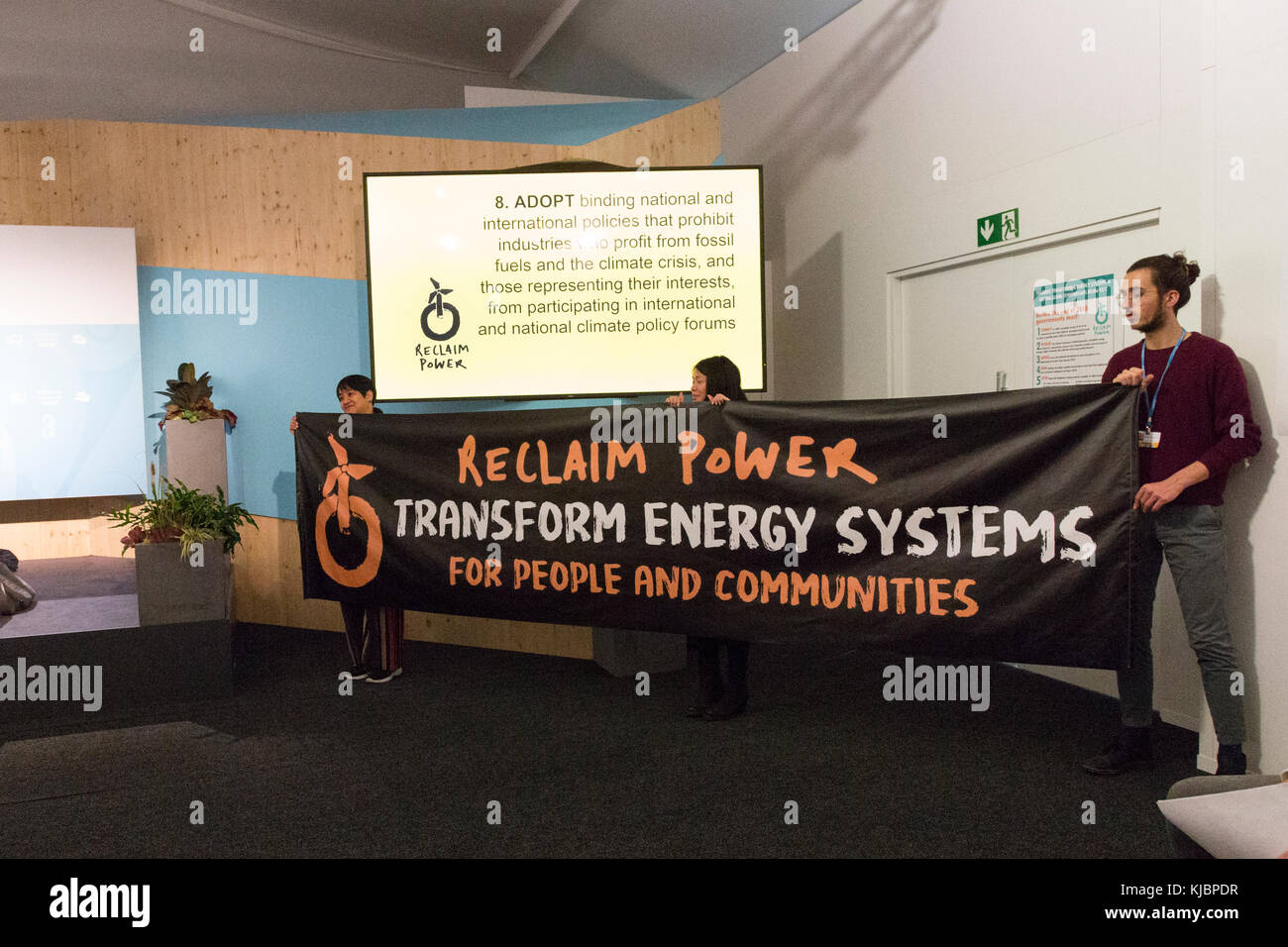 Bonn, Germania, 14 Novembre 2017: gli attivisti tenere un banner ambientale al COP23 Figi conferenza. COP23 è organizzato dalla convenzione quadro delle Nazioni Unite f Foto Stock