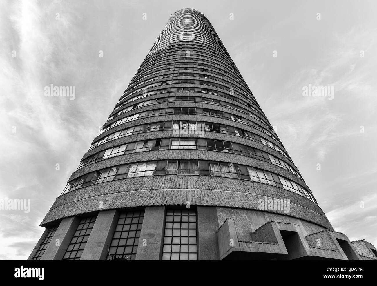 Ponte city building al tramonto. ponte city è un famoso grattacielo nel hillbrow quartiere di Johannesburg. Foto Stock