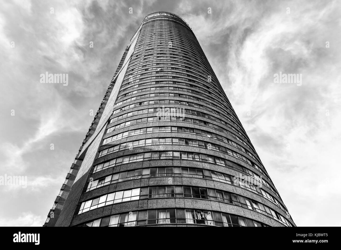 Ponte city building al tramonto. ponte city è un famoso grattacielo nel hillbrow quartiere di Johannesburg. Foto Stock
