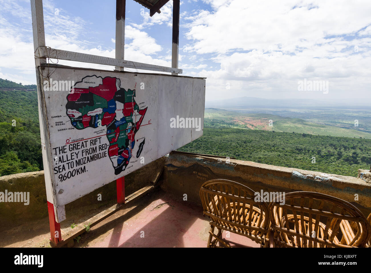 Disegnata a mano e dipinte di mappa di Africa che mostra i vari paesi e come la Rift Valley taglia attraverso il continente, Kenya, Africa orientale Foto Stock