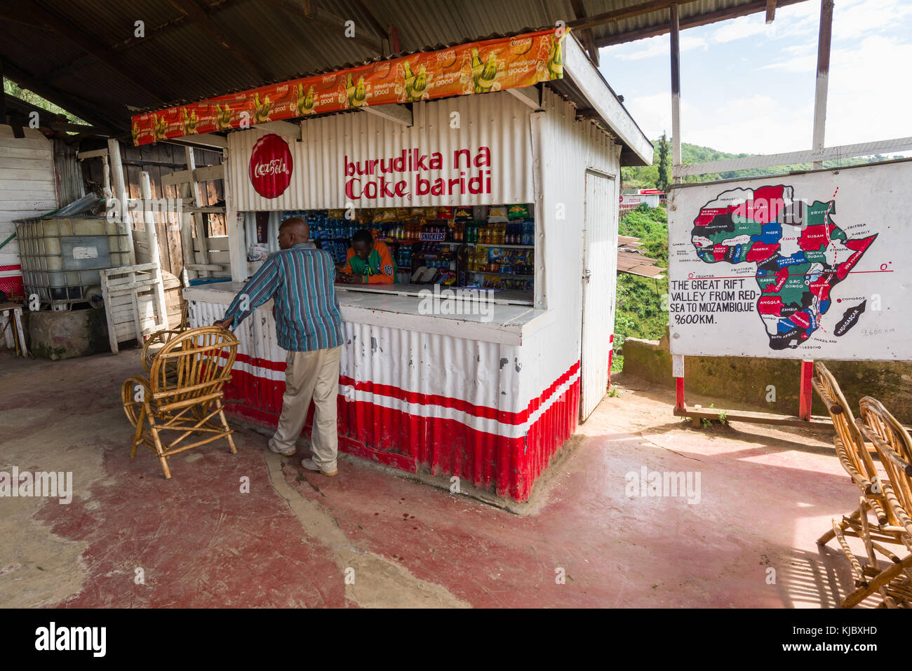 Negozio di vendita di alimenti e di bere una bibita in un Rift Valley Viewpoint, Kenya, Africa orientale Foto Stock