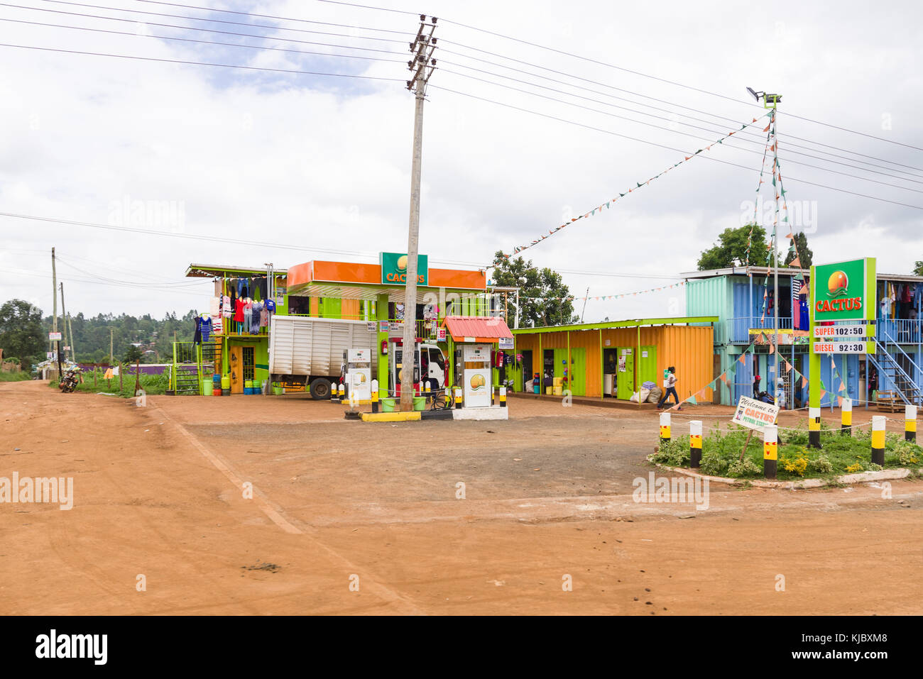 Cactus stazione di benzina con negozi intorno ad esso e il carrello rifornimento, Kenya, Africa orientale Foto Stock